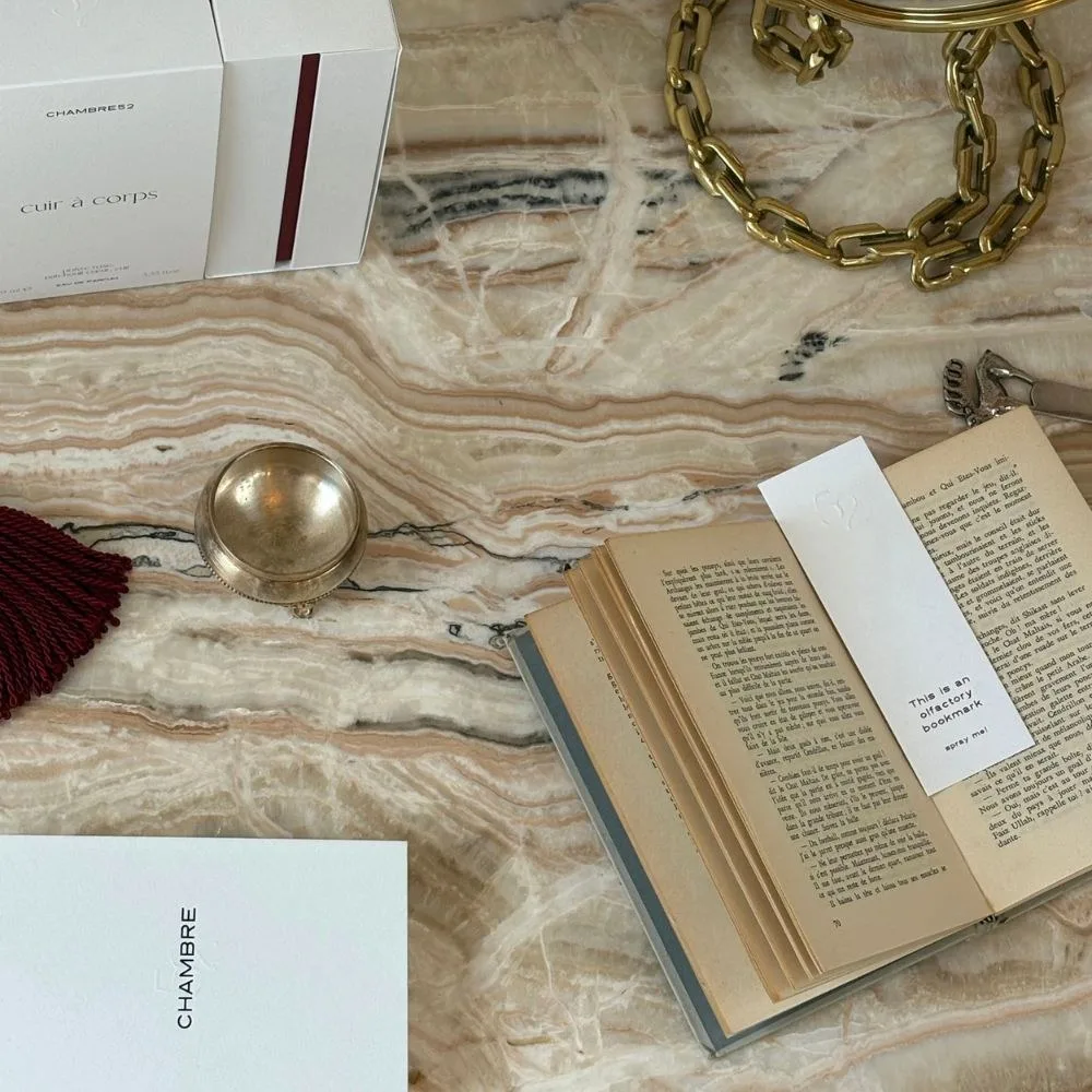 Chambre 52, the identity in use